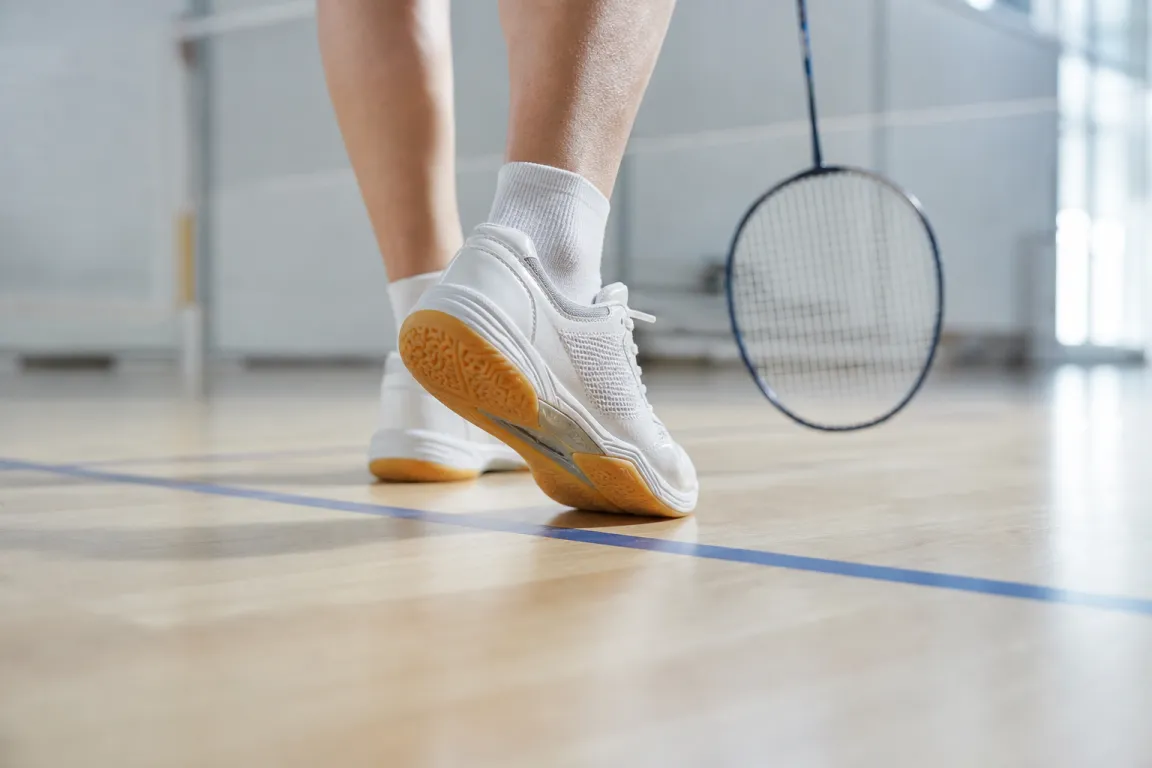 Badmintonskor med non-marking sula på ett ljust hallgolv